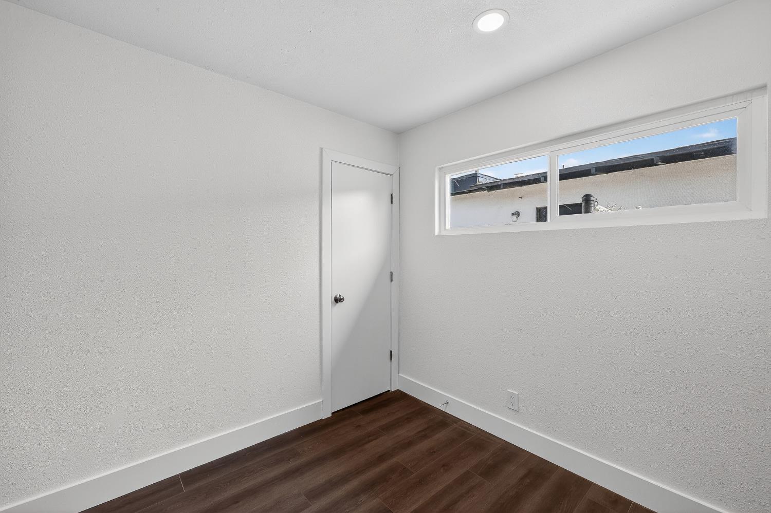 1013 W Santa Fe Avenue