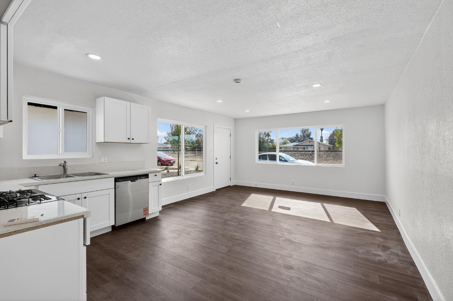 1013 W Santa Fe Avenue