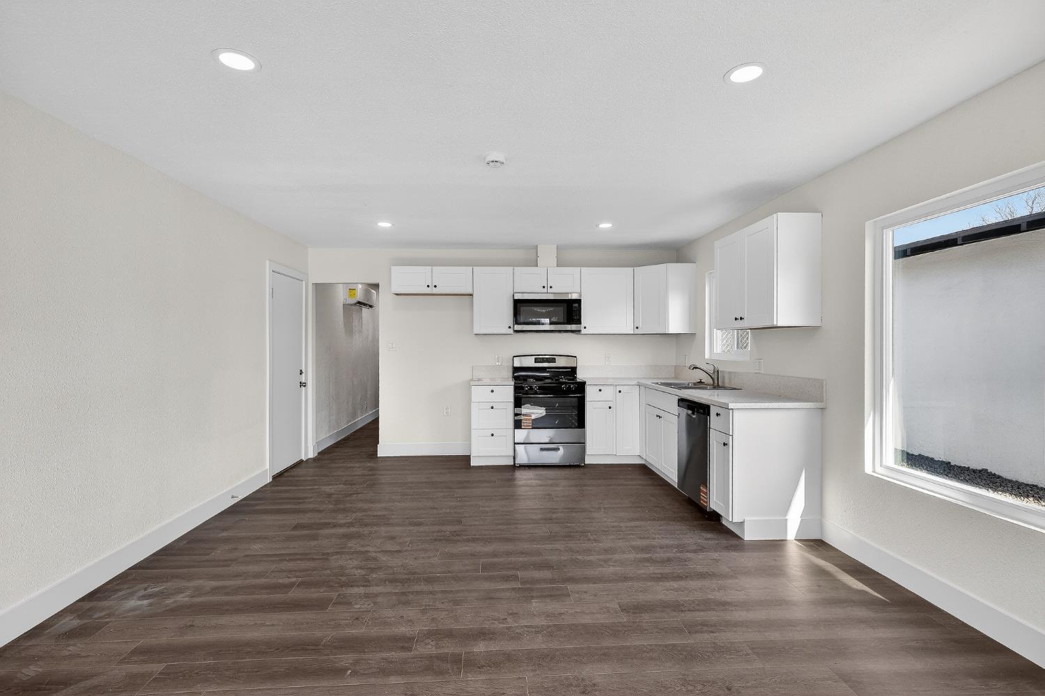 1013 W Santa Fe Avenue