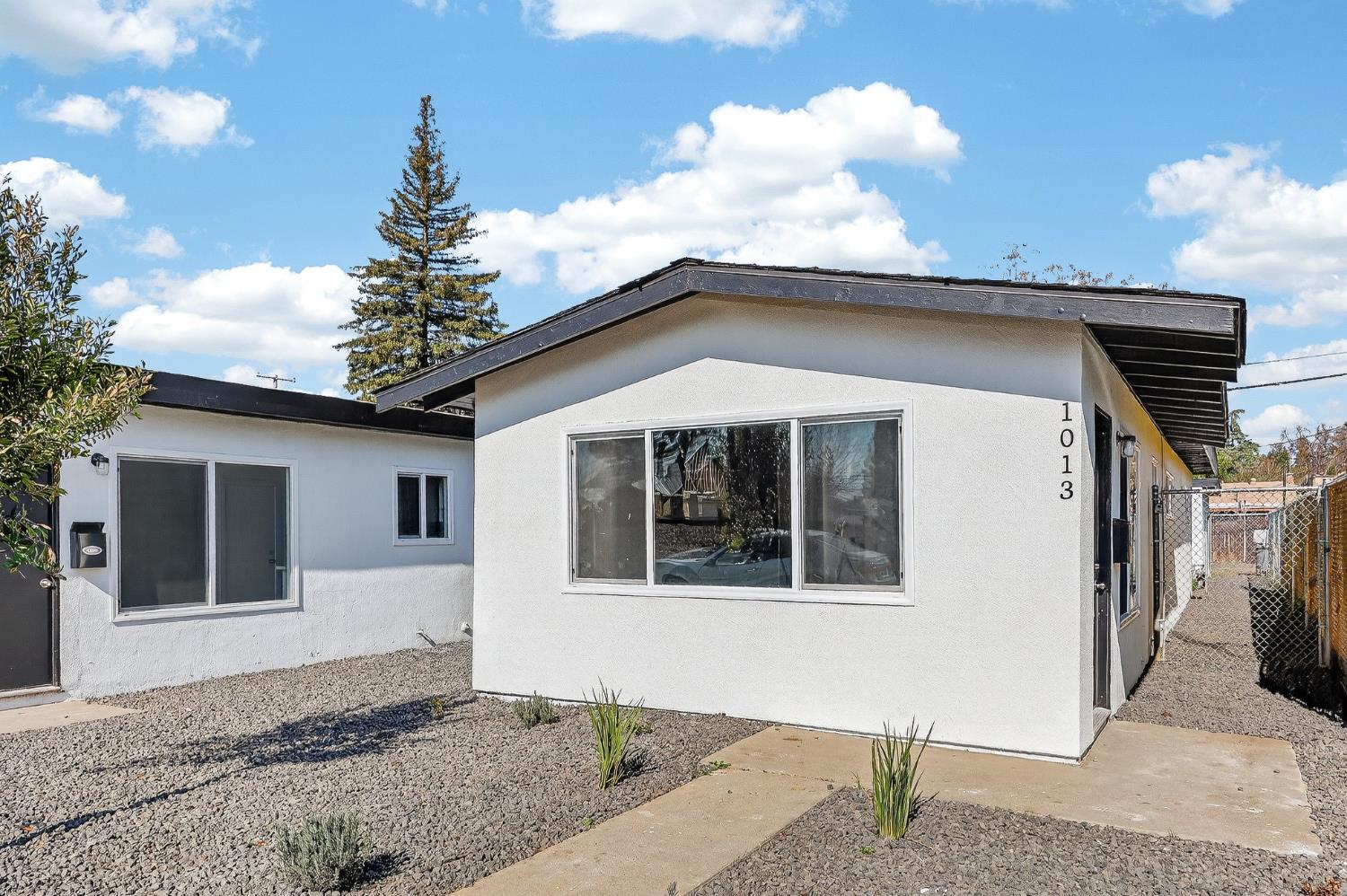 1013 W Santa Fe Avenue