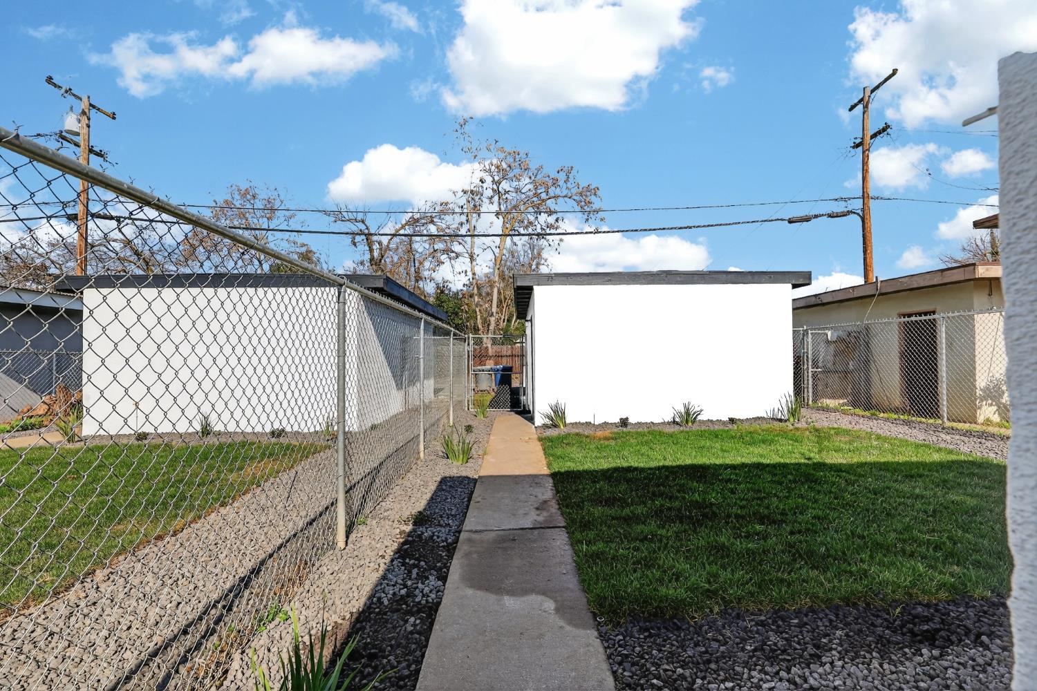 1013 W Santa Fe Avenue