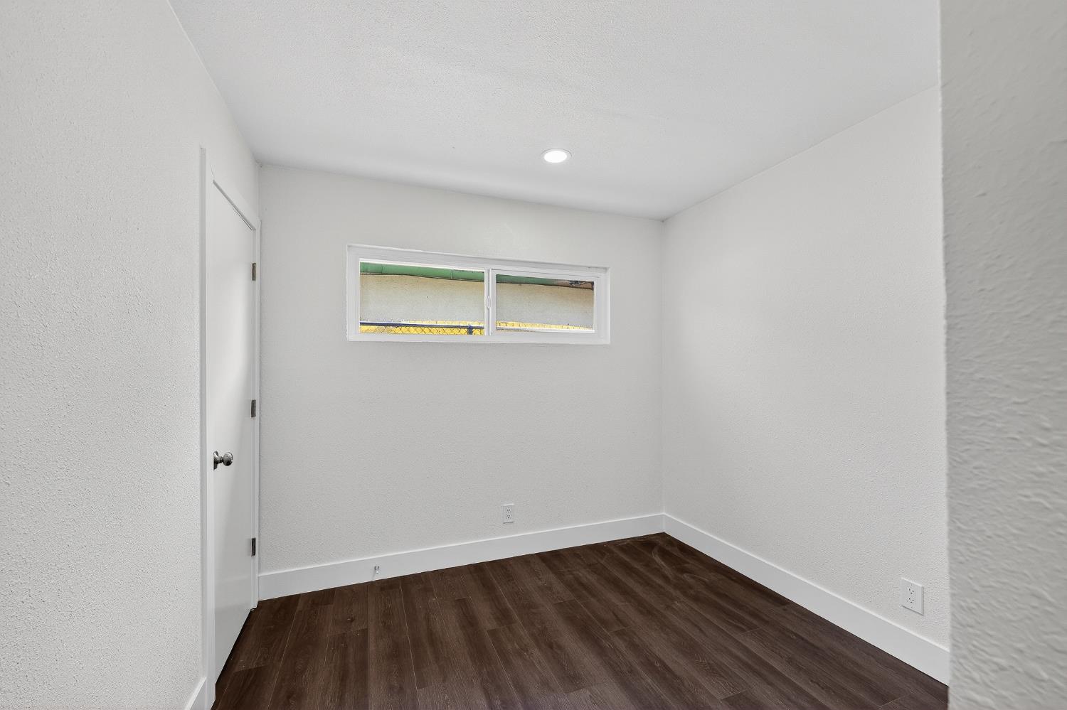 1013 W Santa Fe Avenue