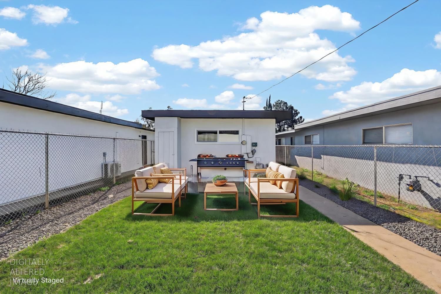 1013 W Santa Fe Avenue