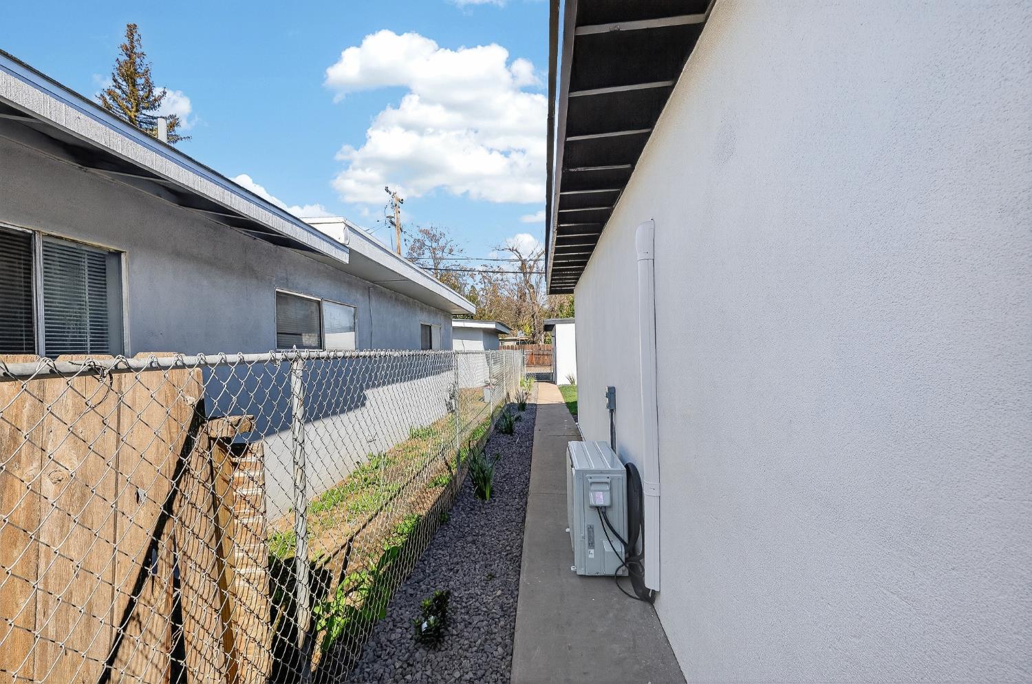 1013 W Santa Fe Avenue