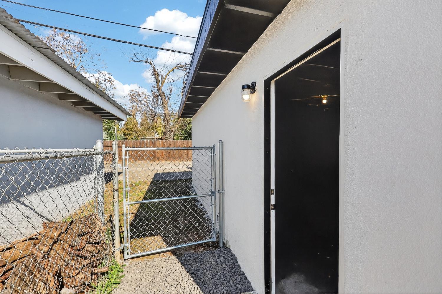 1013 W Santa Fe Avenue