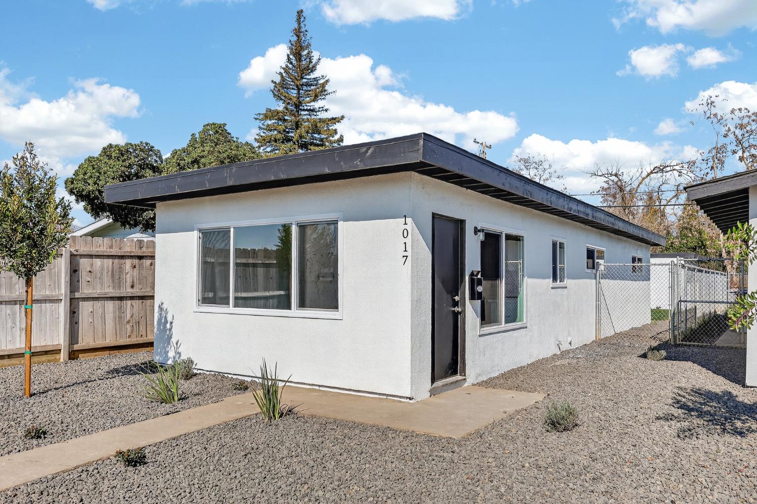 1013 W Santa Fe Avenue