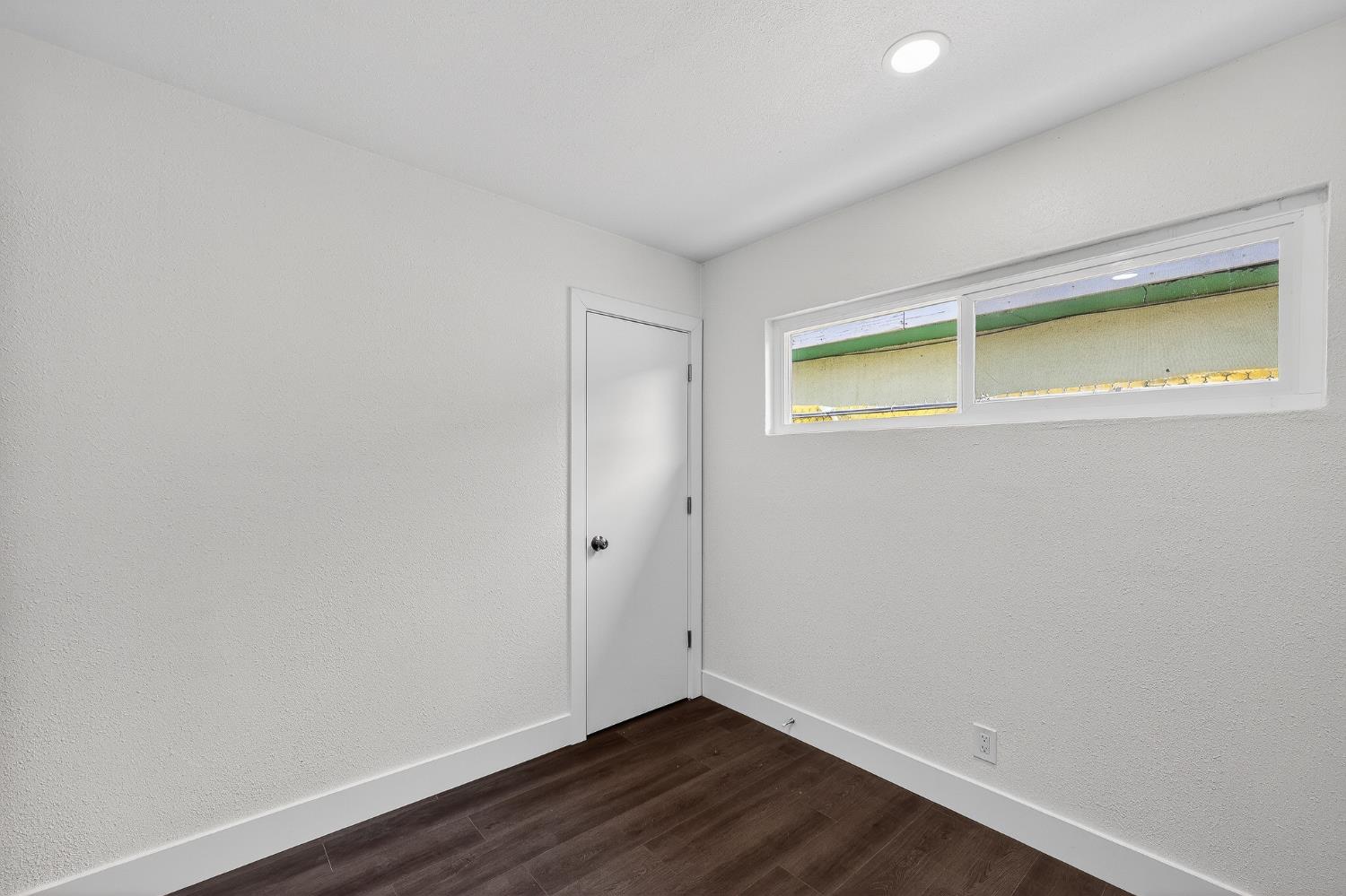 1013 W Santa Fe Avenue