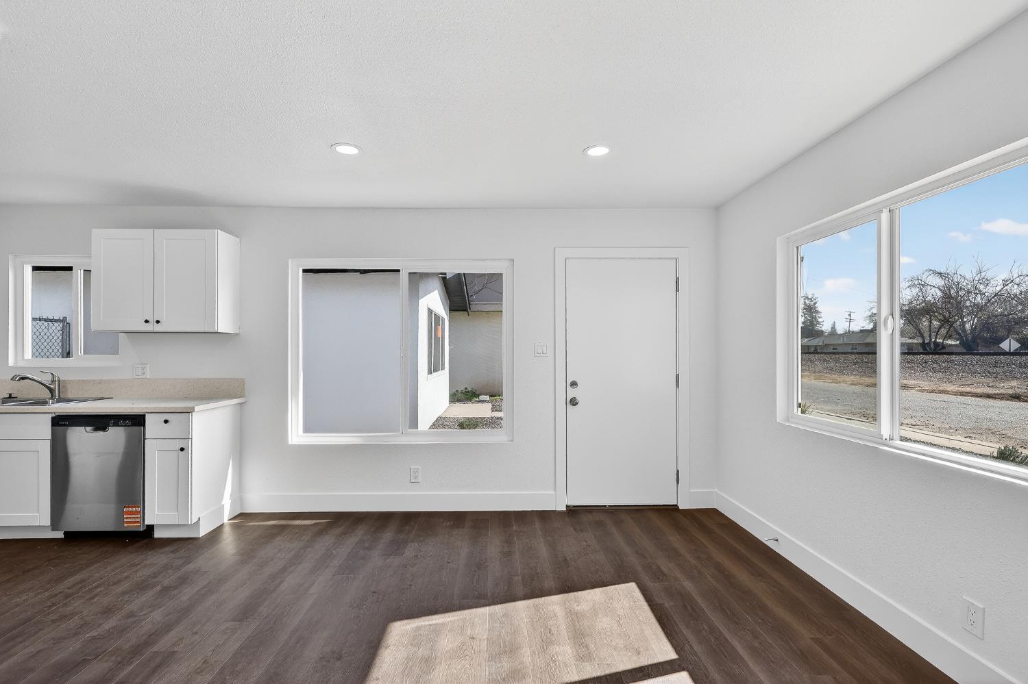 1013 W Santa Fe Avenue