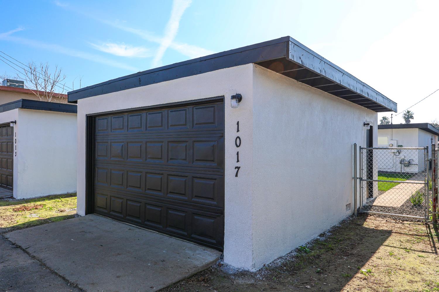 1013 W Santa Fe Avenue