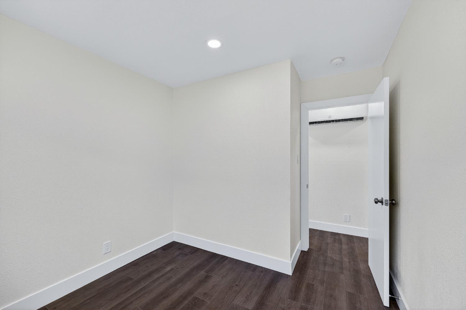 1013 W Santa Fe Avenue