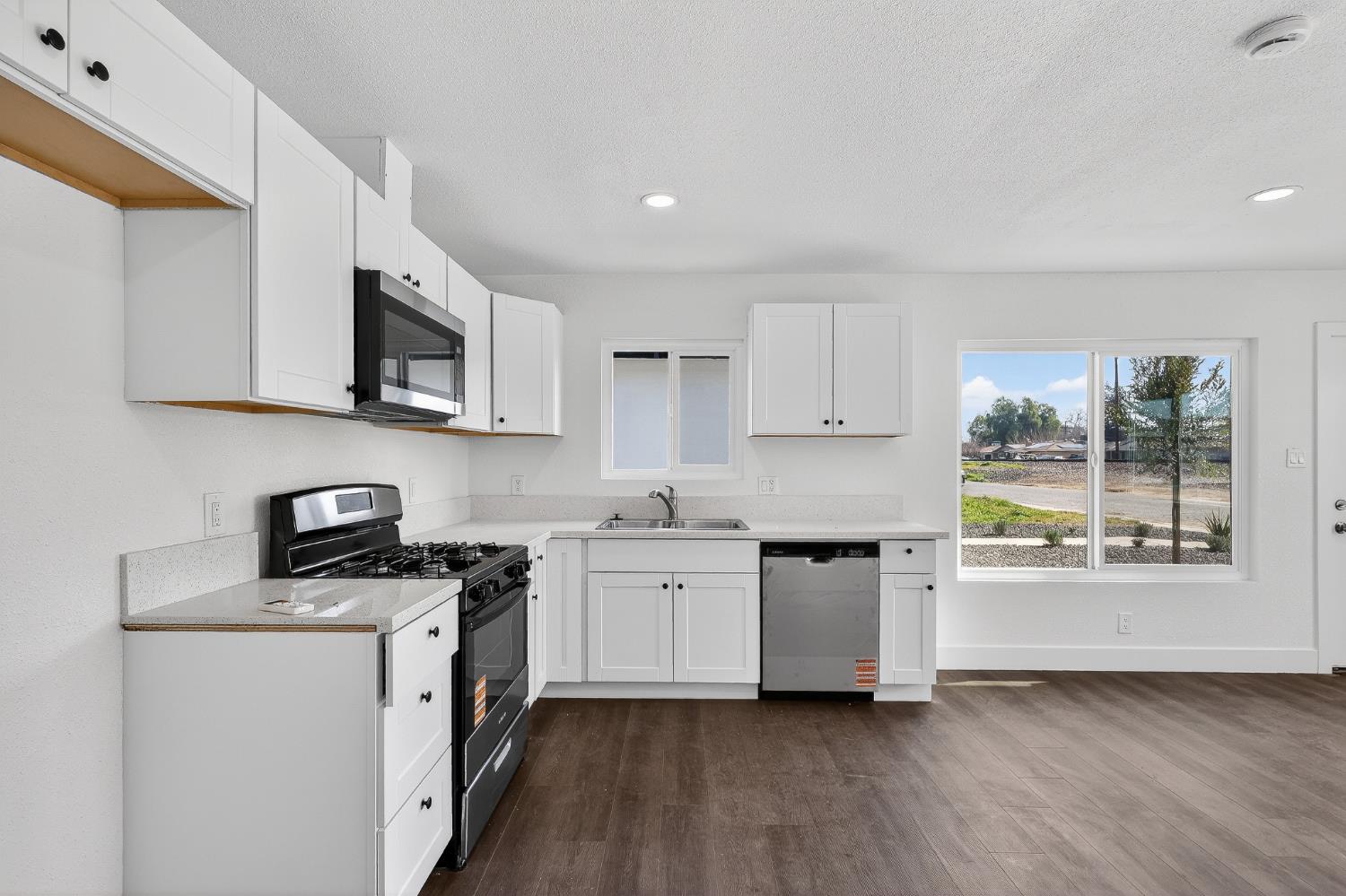 1013 W Santa Fe Avenue