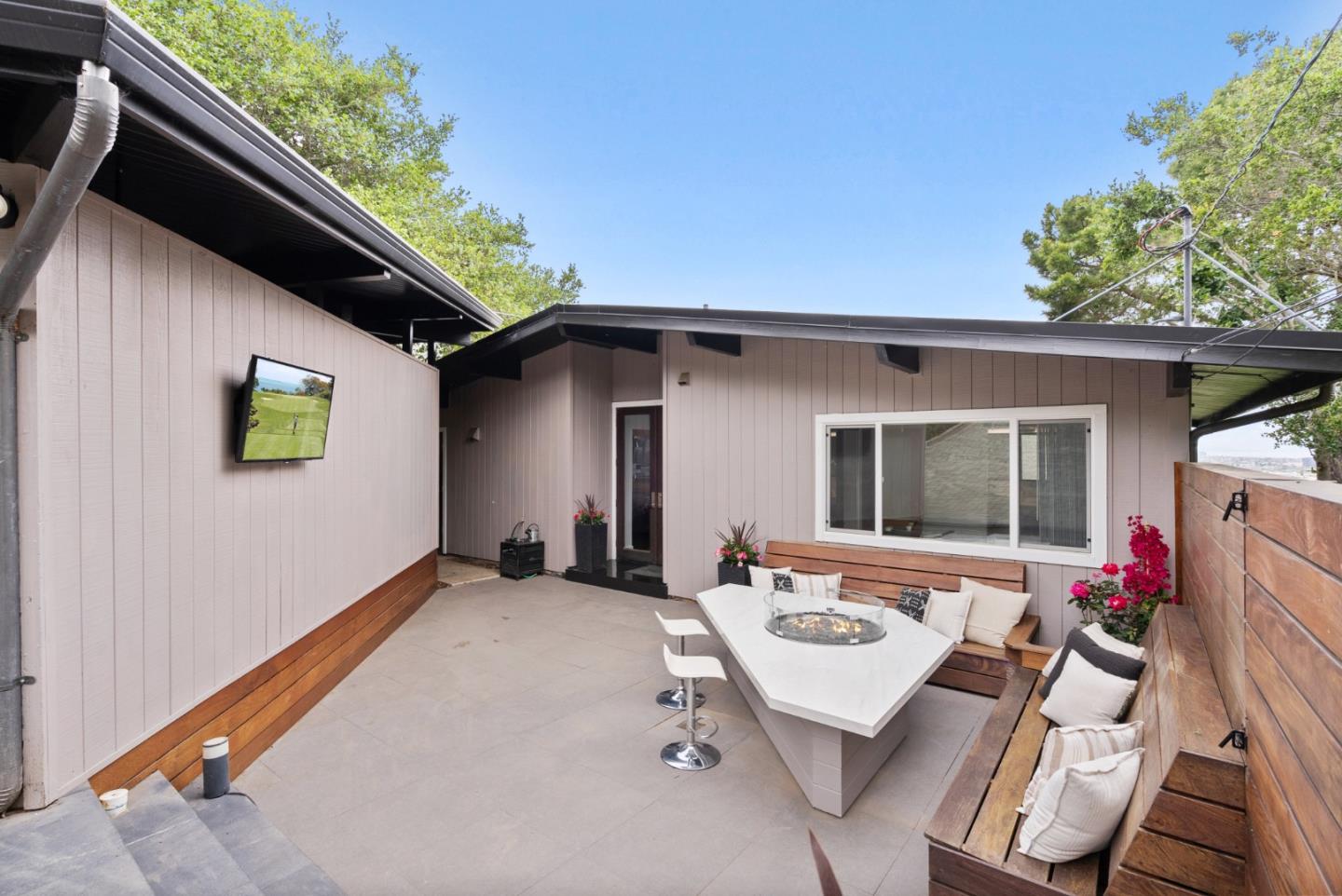 1576 Winding WAY