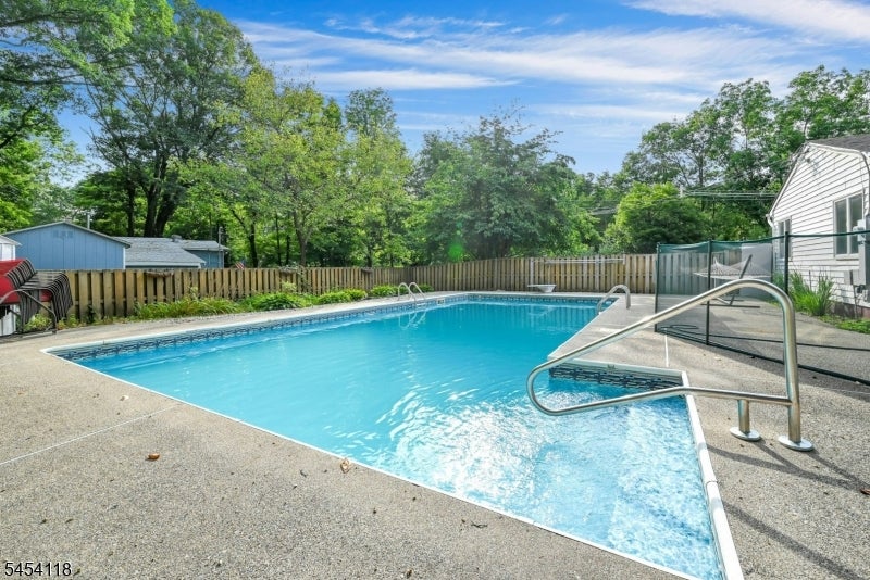 380 Ringwood Ave