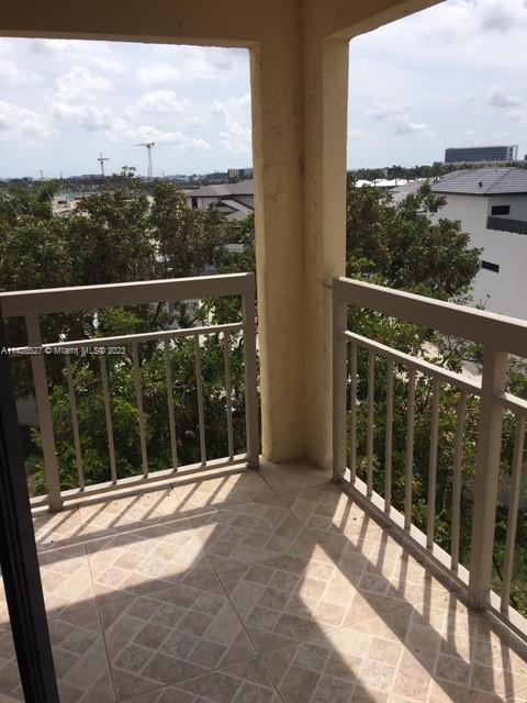 8290 Lake Dr # 516