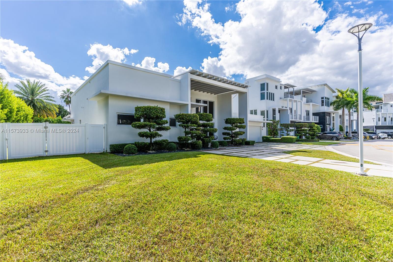8404 NW 33rd Ter