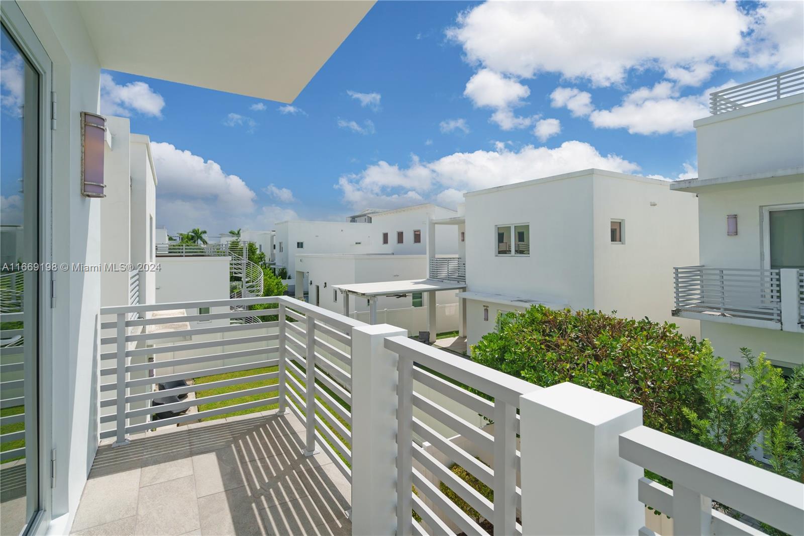 8280 NW 34th St