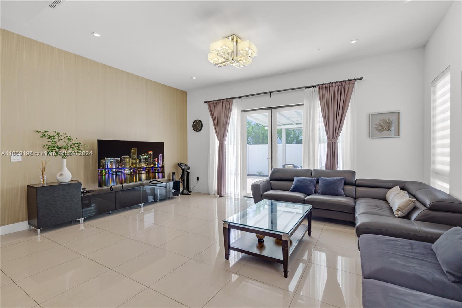 8280 NW 34th St