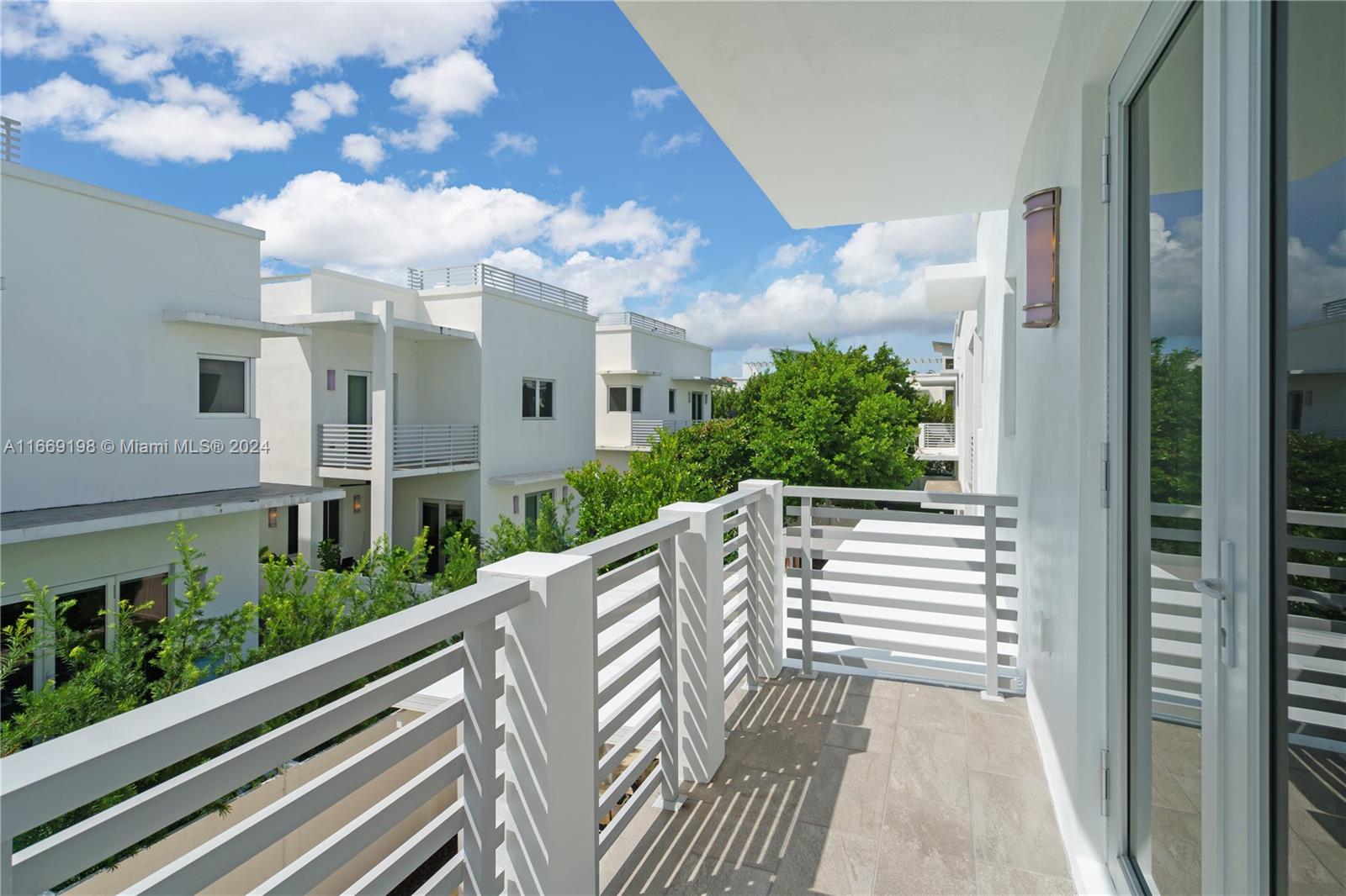 8280 NW 34th St