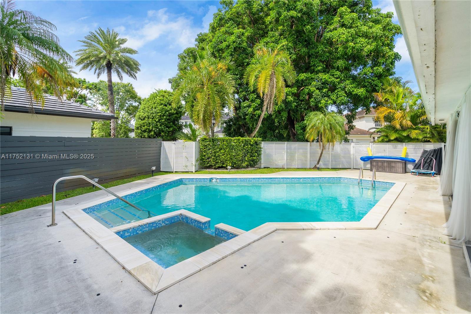 9473 NW 49th Doral Ln