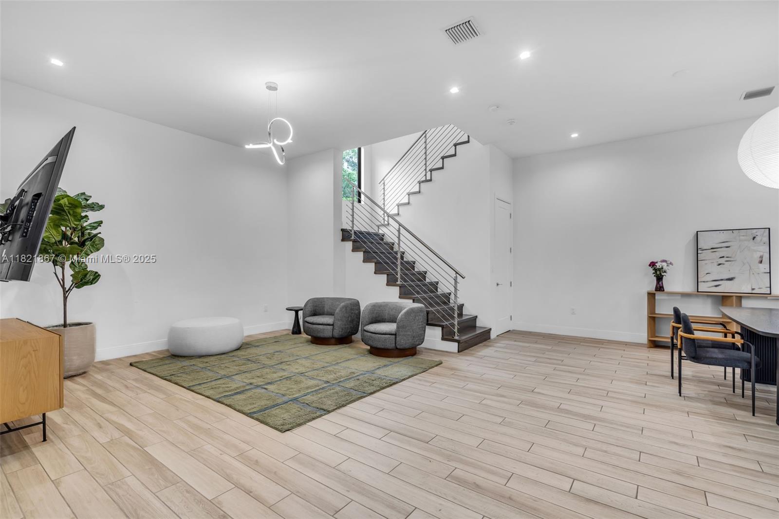 8127 NW 48th Ter