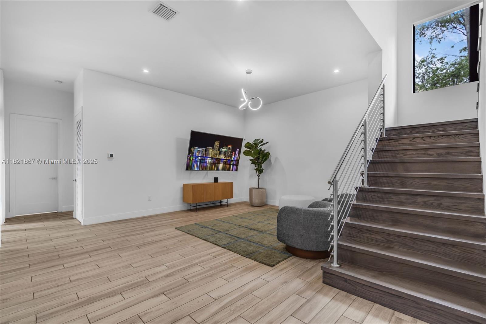 8127 NW 48th Ter