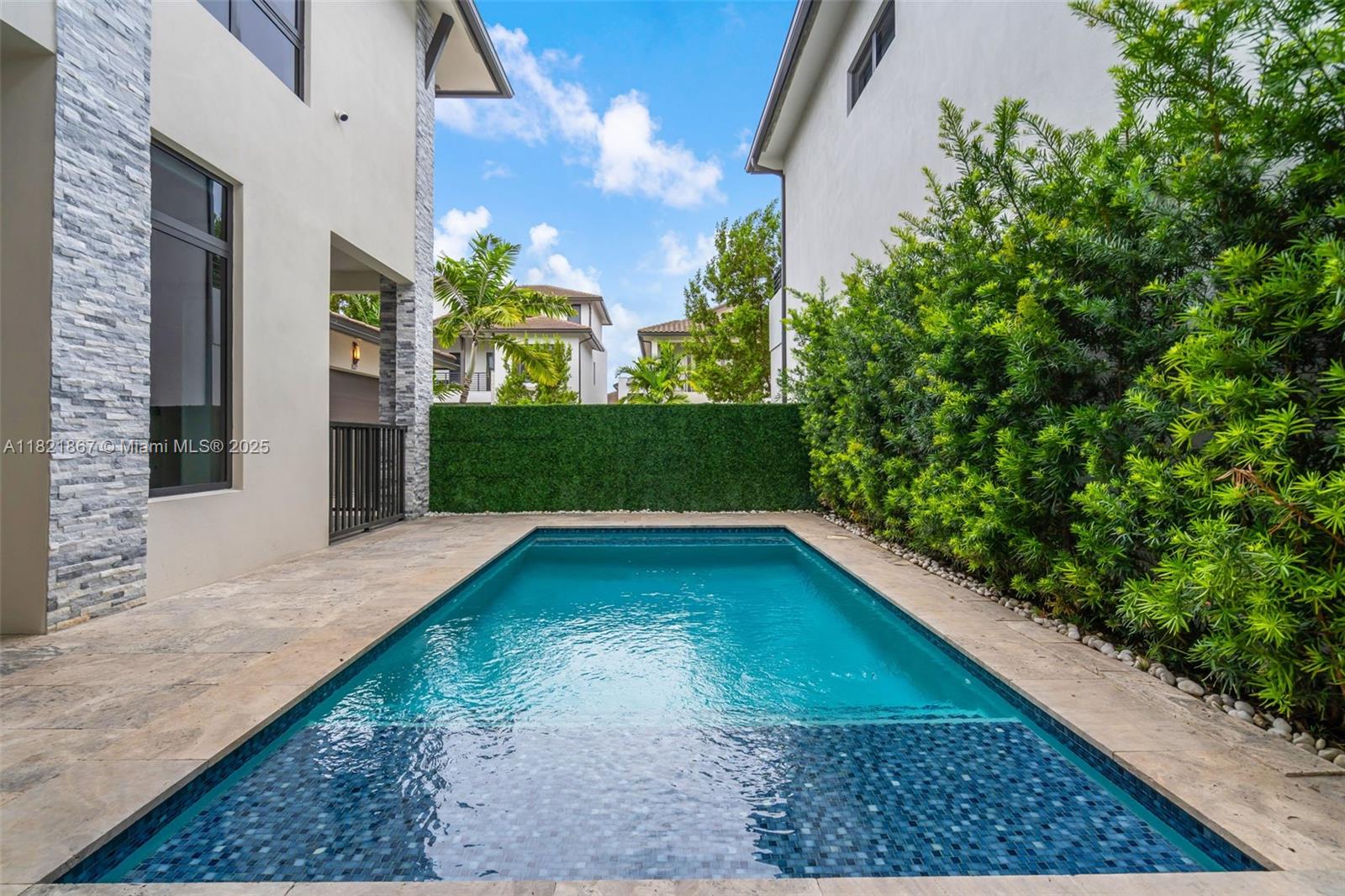 8127 NW 48th Ter