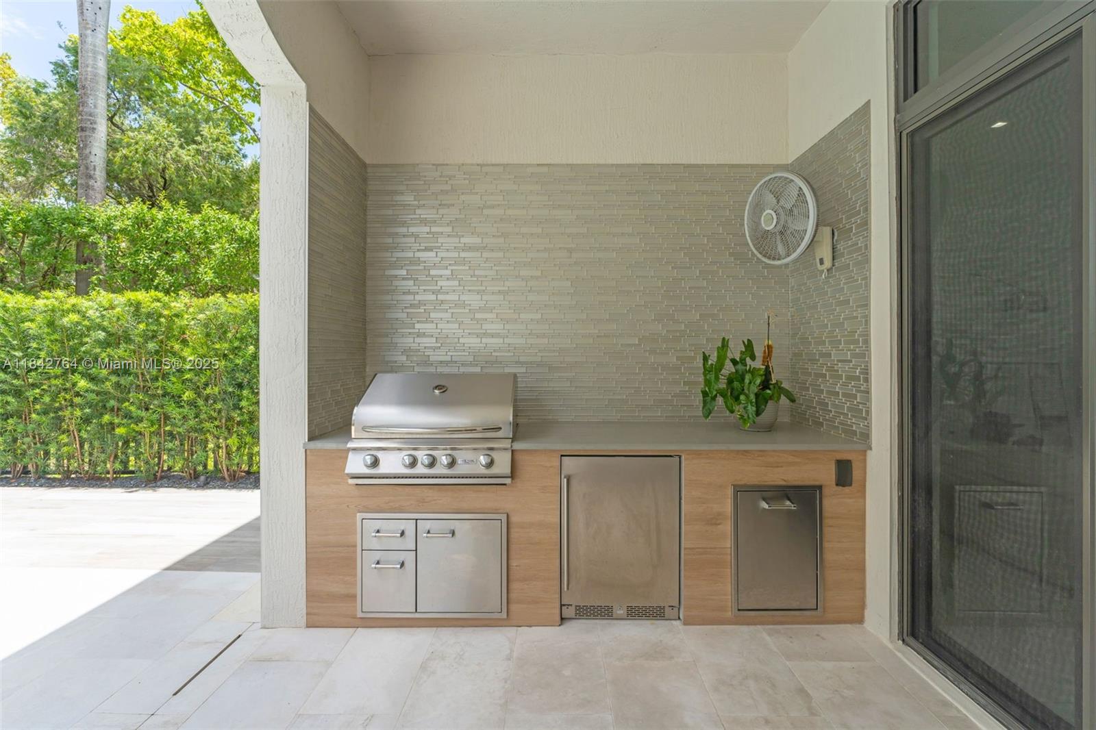 8109 NW 48th Ter