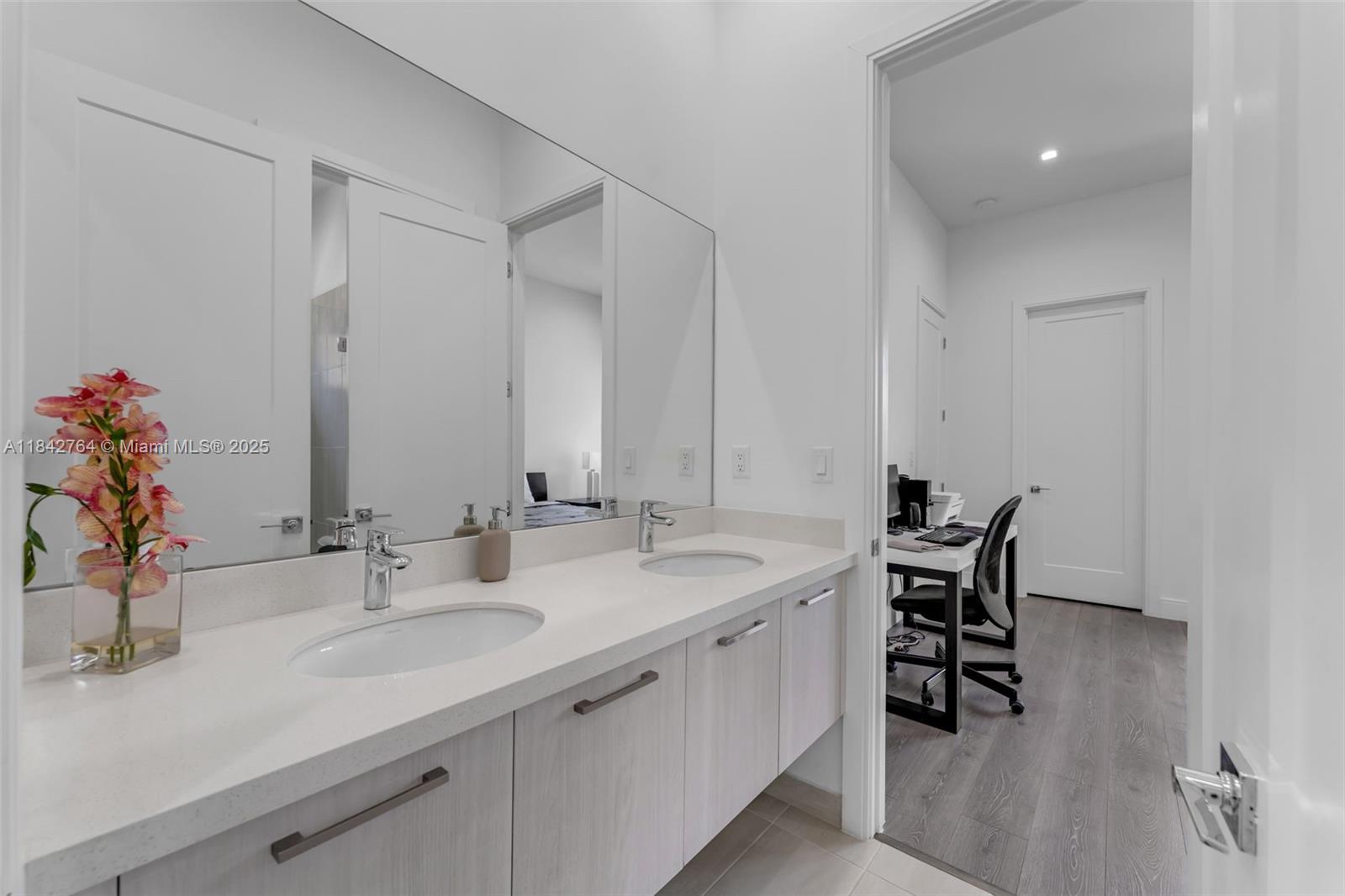 8109 NW 48th Ter