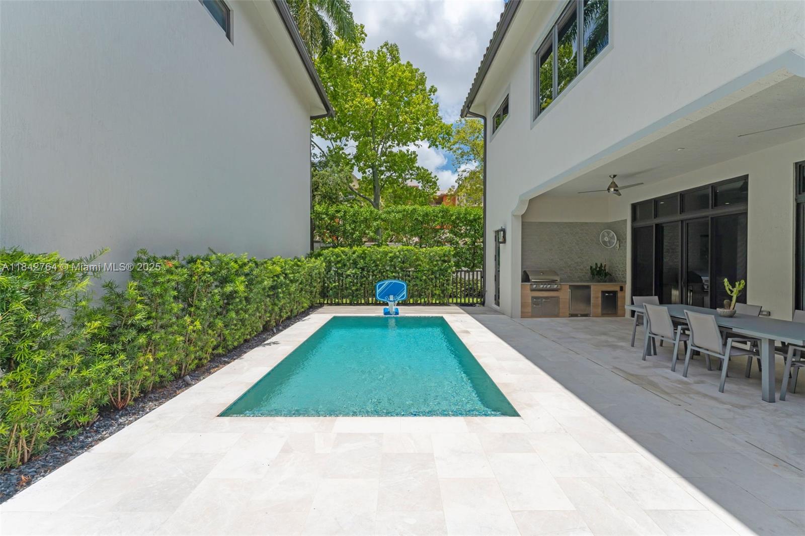 8109 NW 48th Ter
