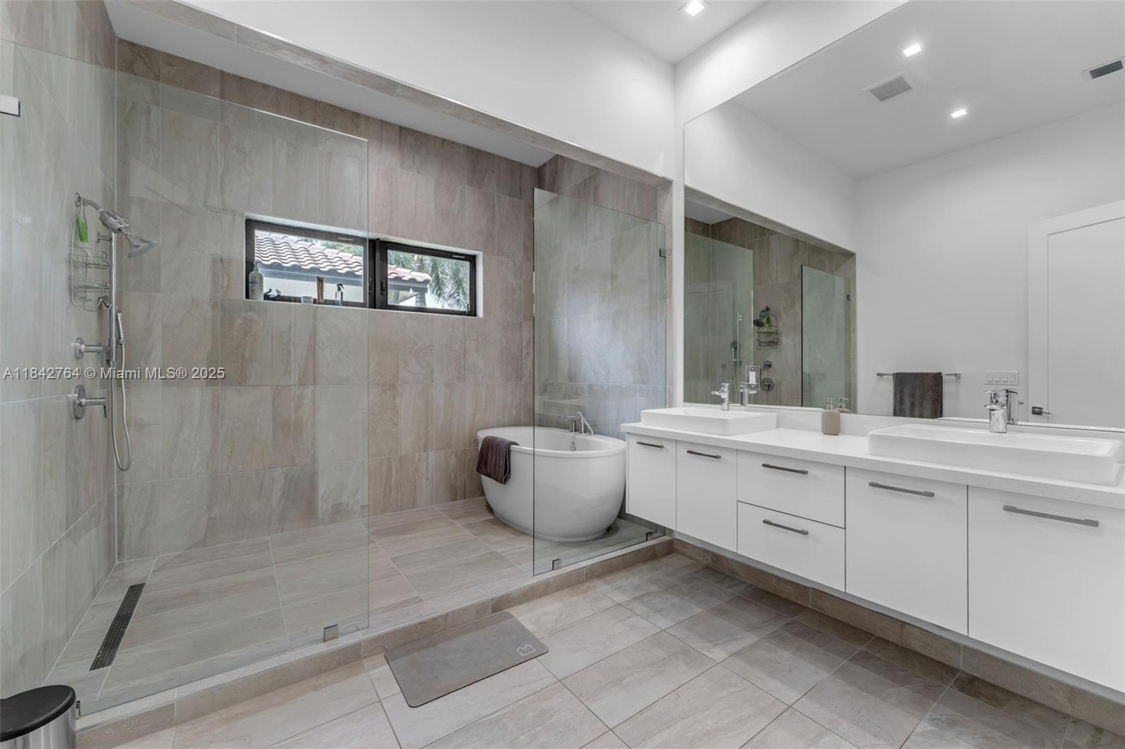 8109 NW 48th Ter