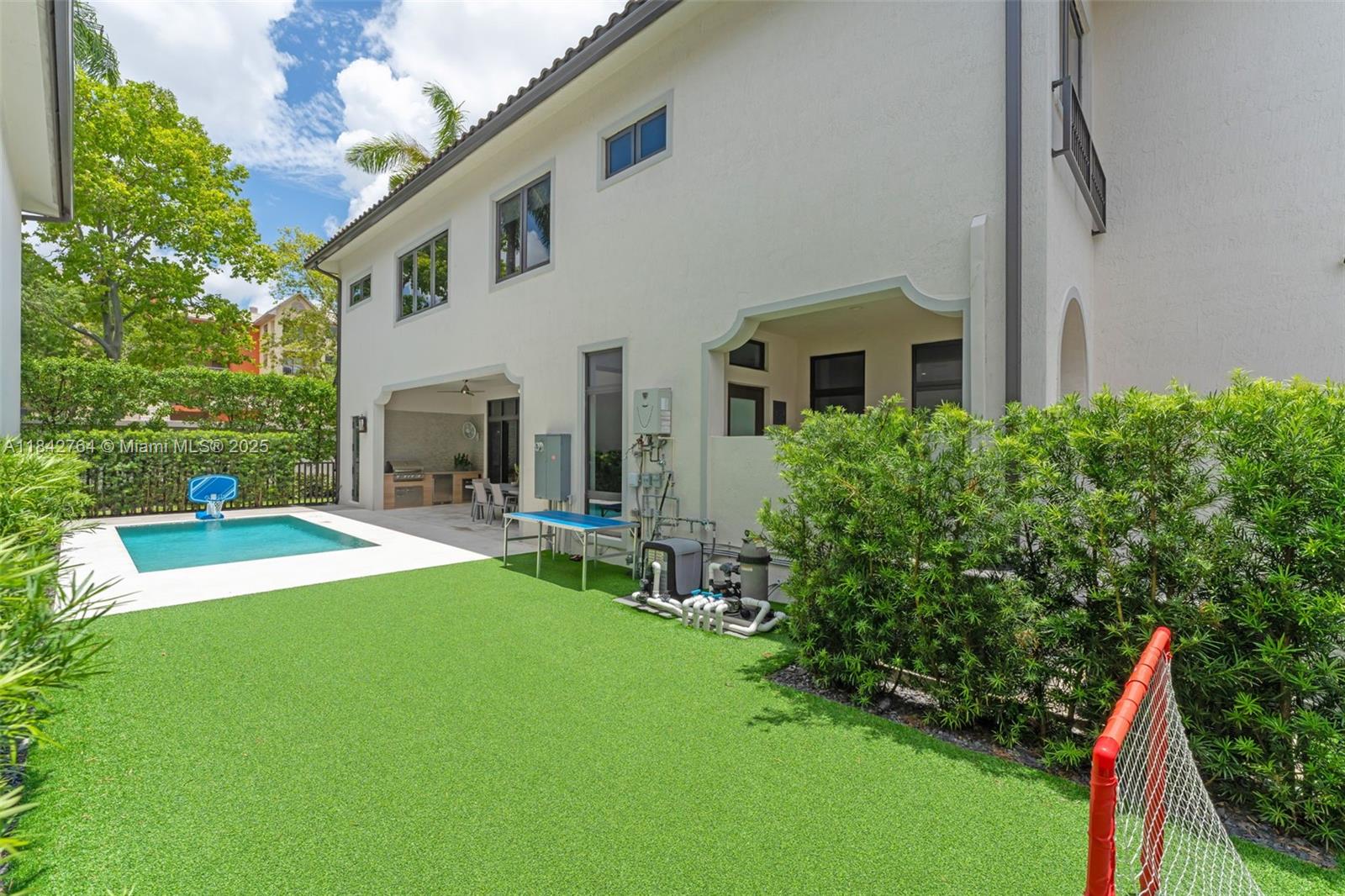 8109 NW 48th Ter