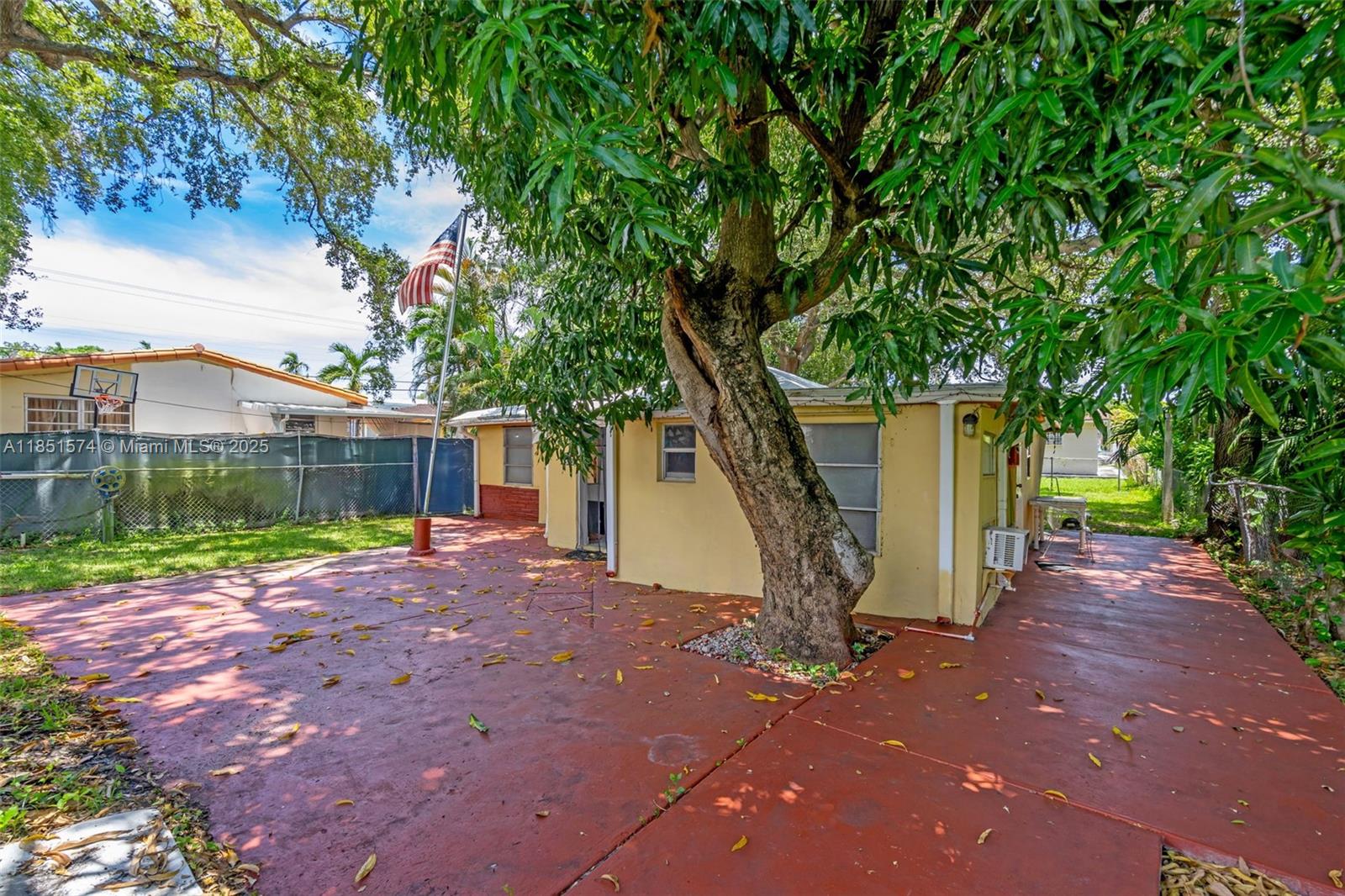 811 NW 24th Ct