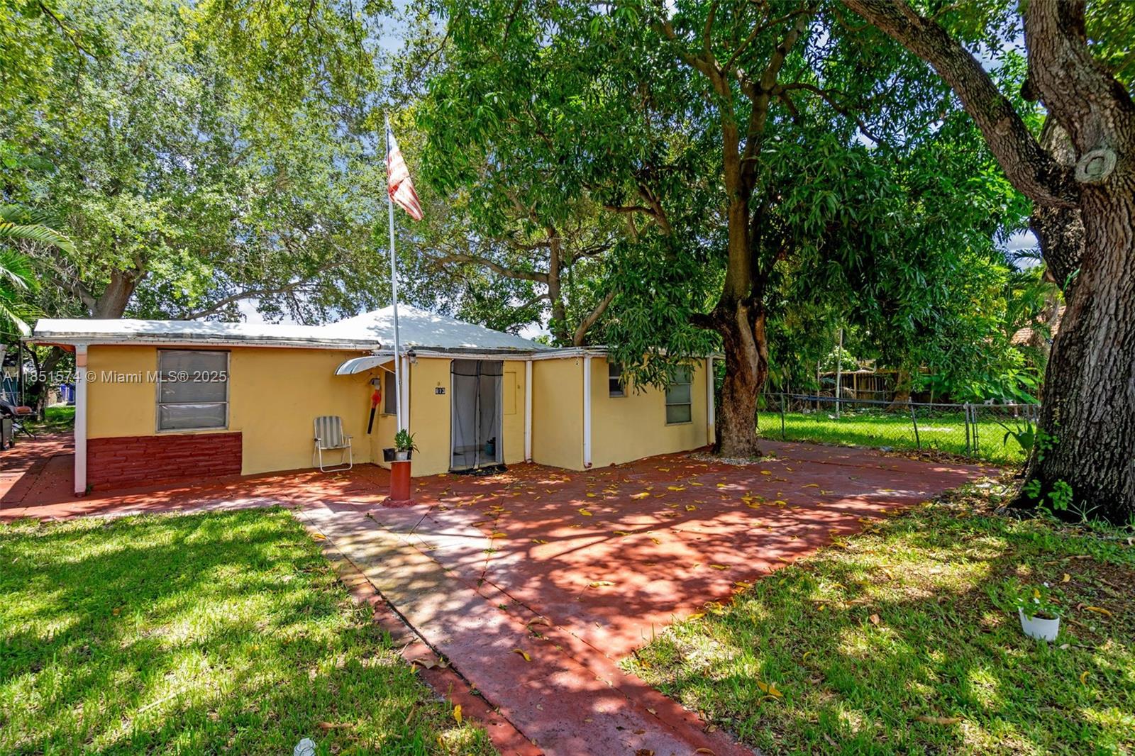 811 NW 24th Ct