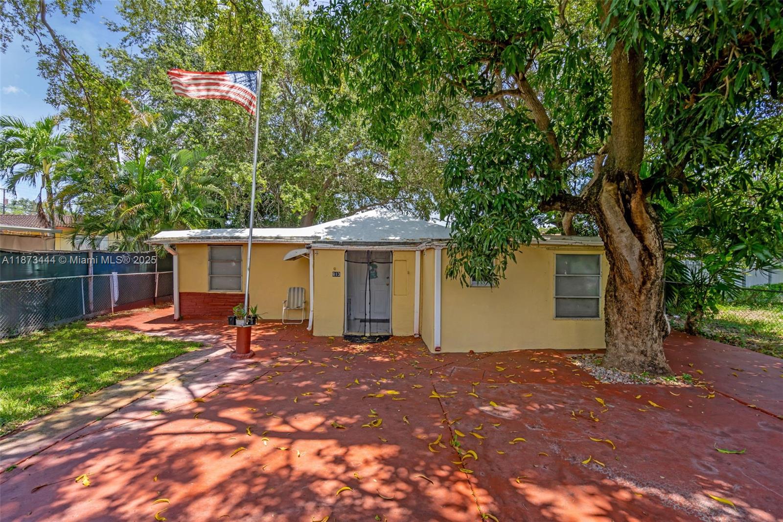 811 NW 24th Ct