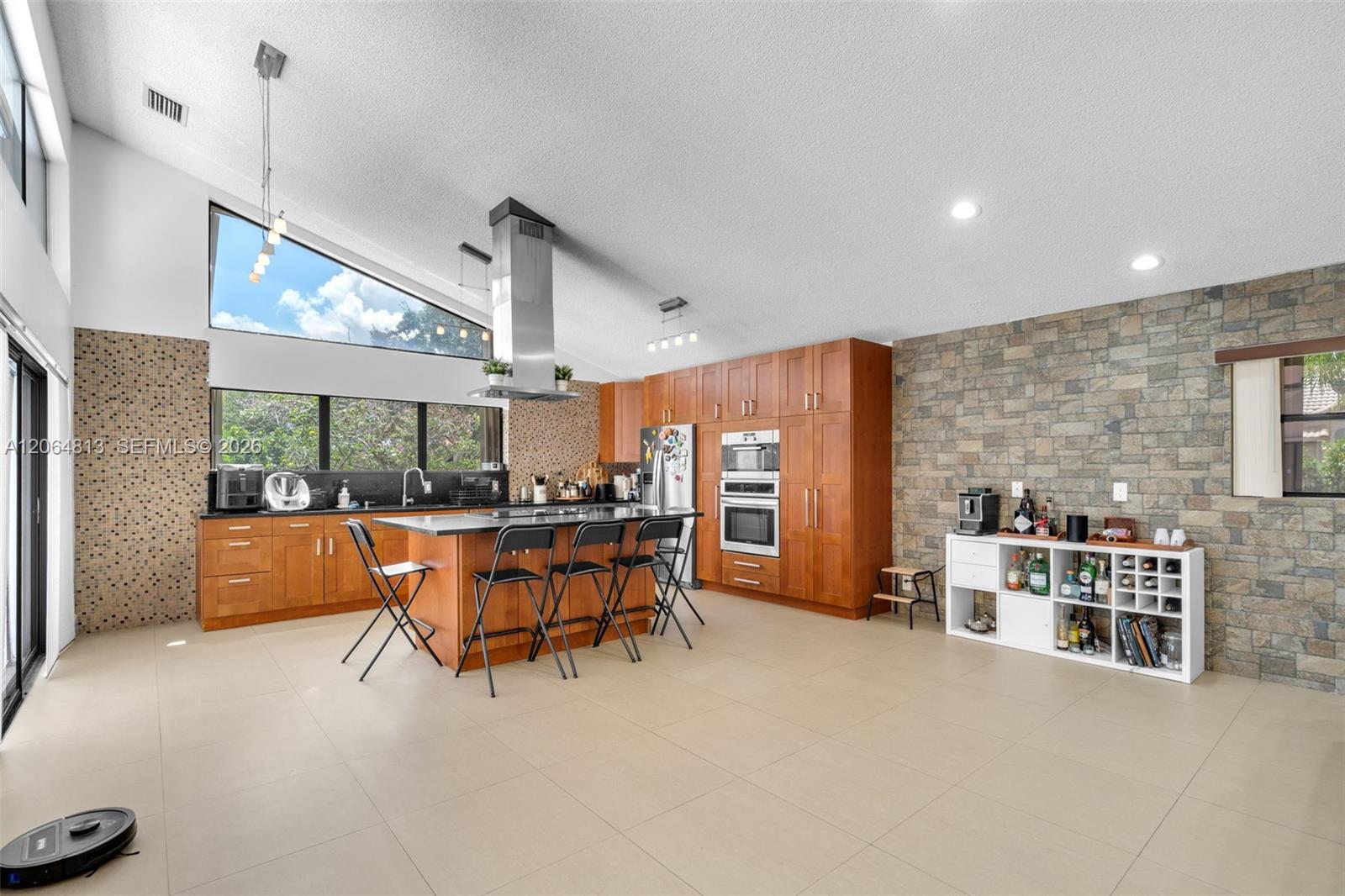 1051 Deerpath Ct