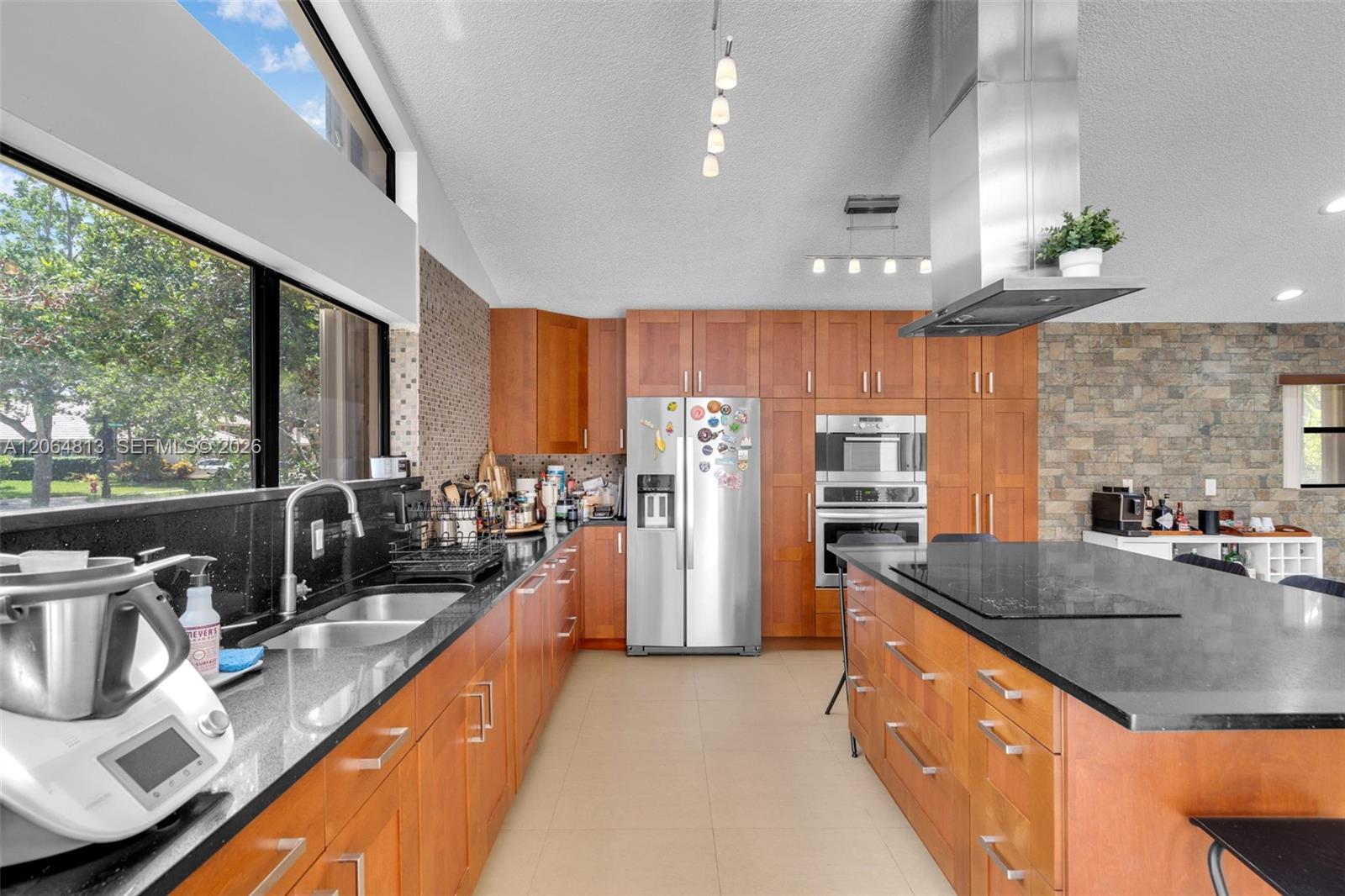 1051 Deerpath Ct