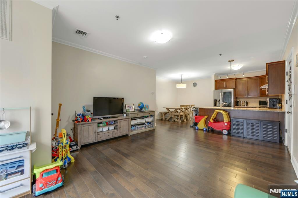 255 Laird Avenue 6