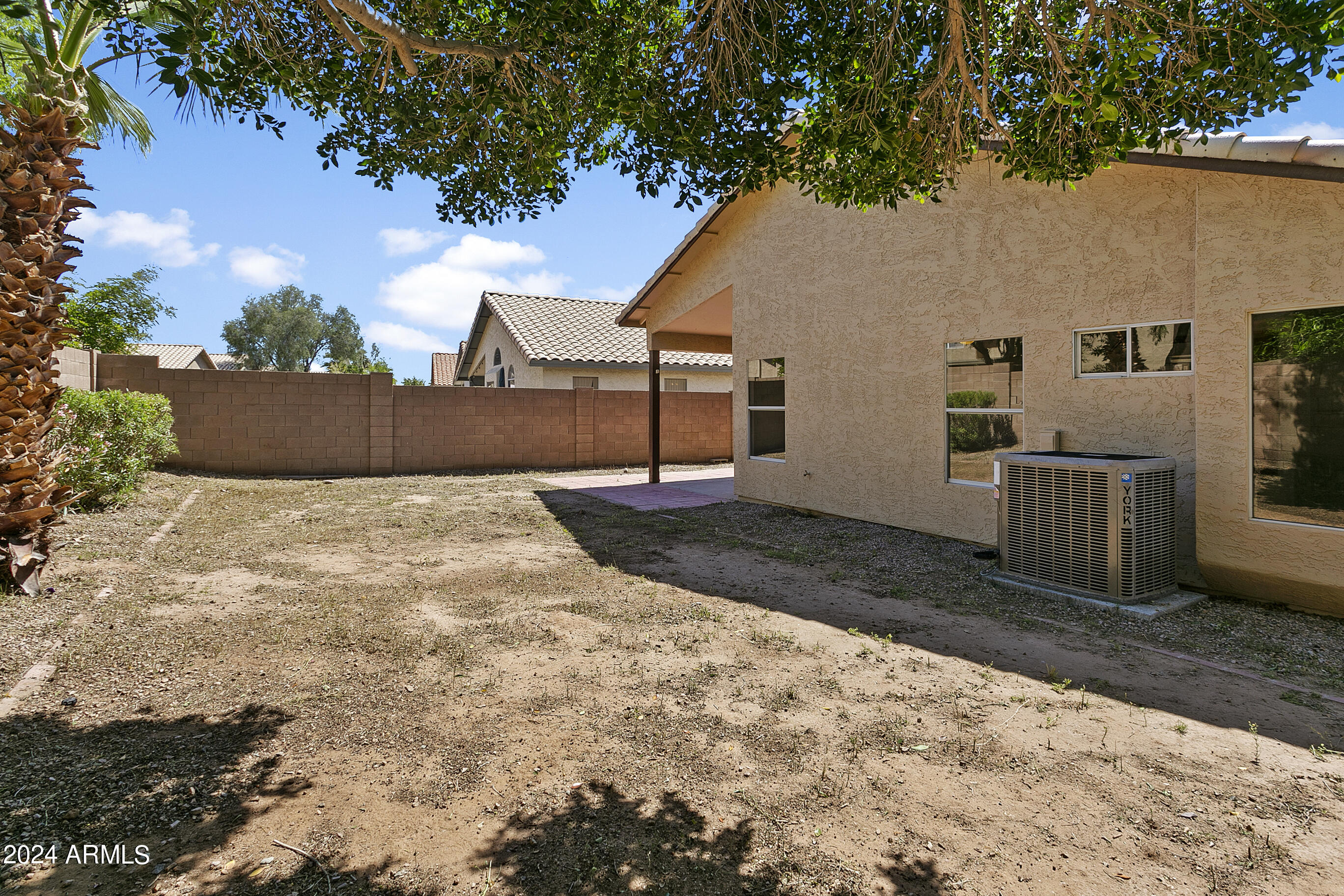 1852 W SPRINGFIELD Way