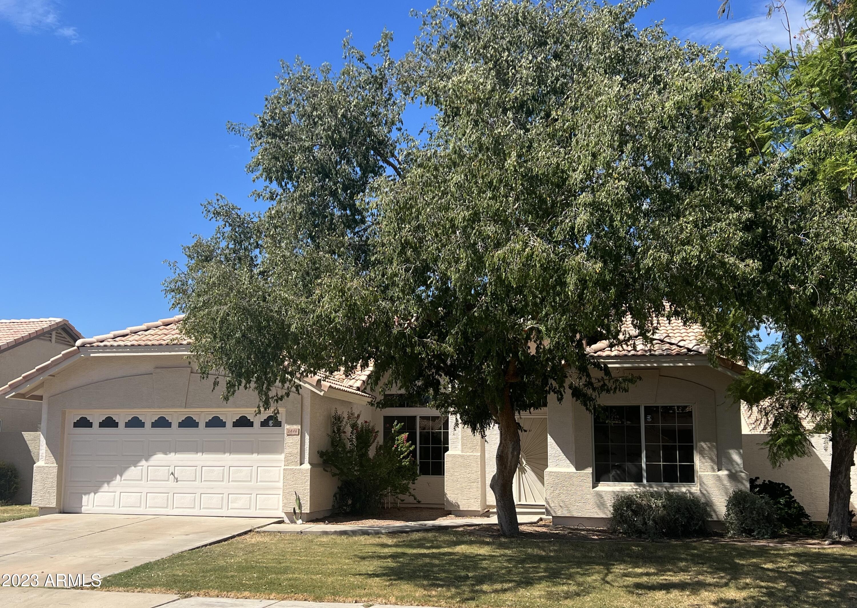 1446 E LINDA Lane