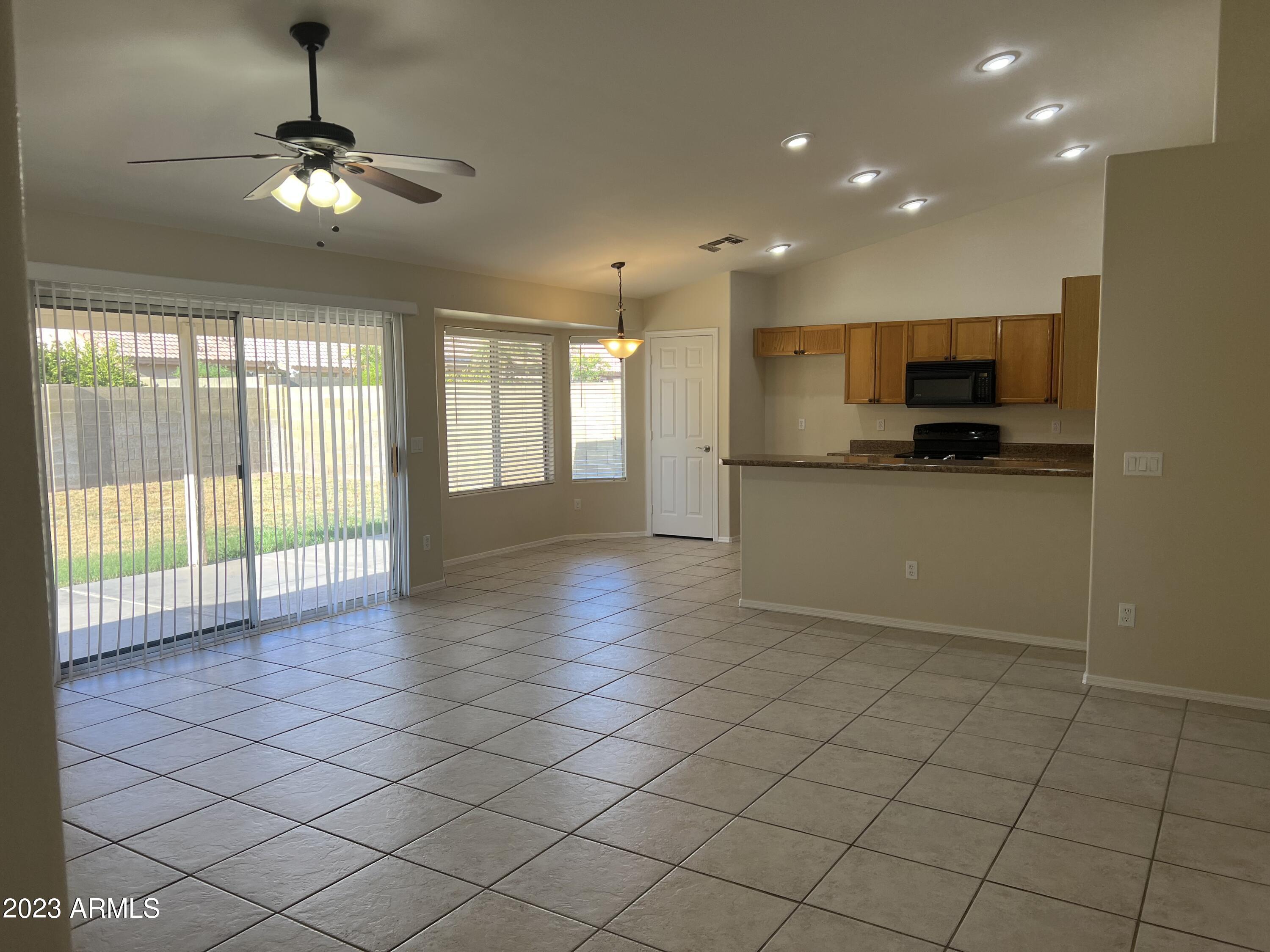 1446 E LINDA Lane