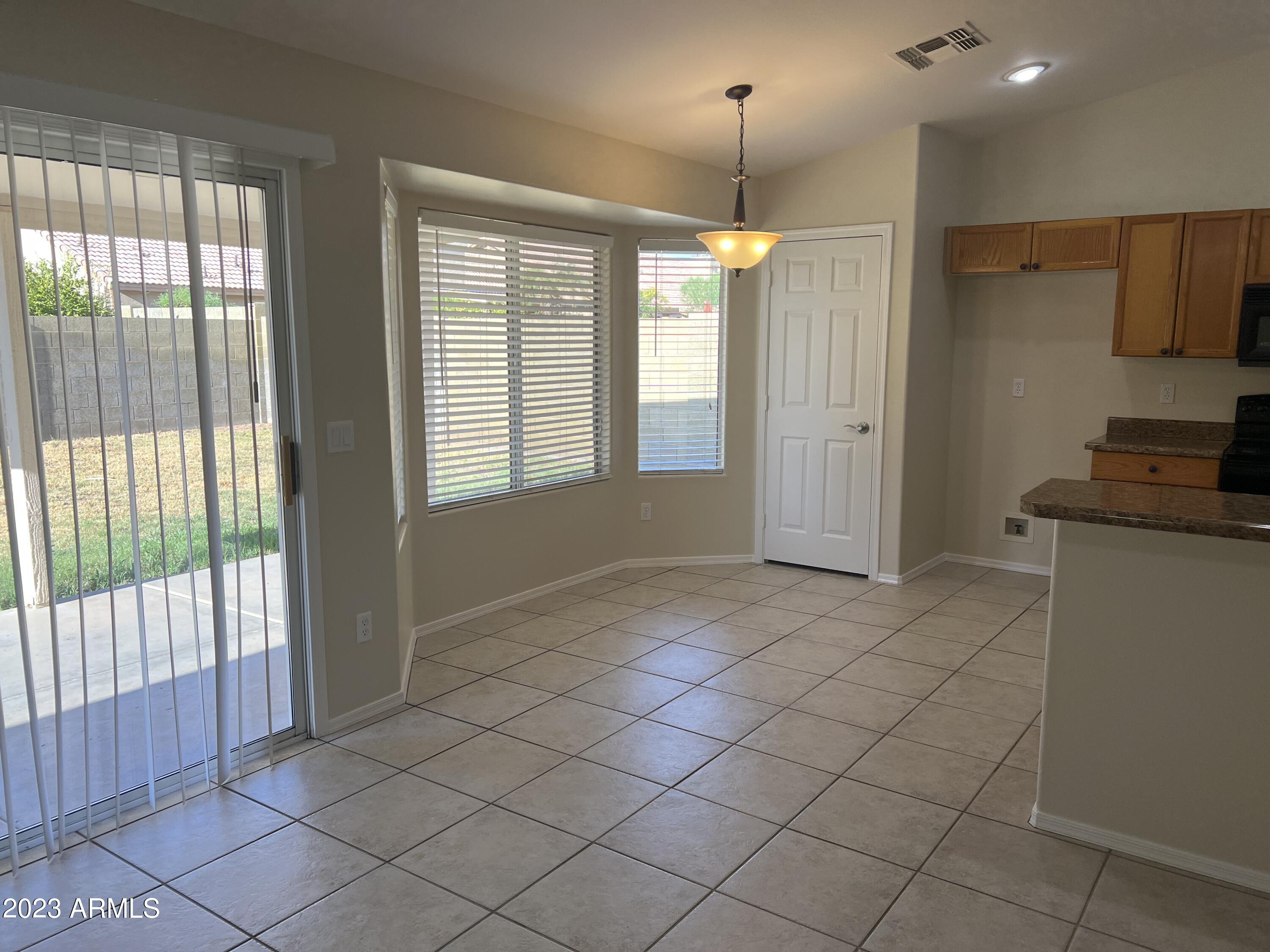 1446 E LINDA Lane