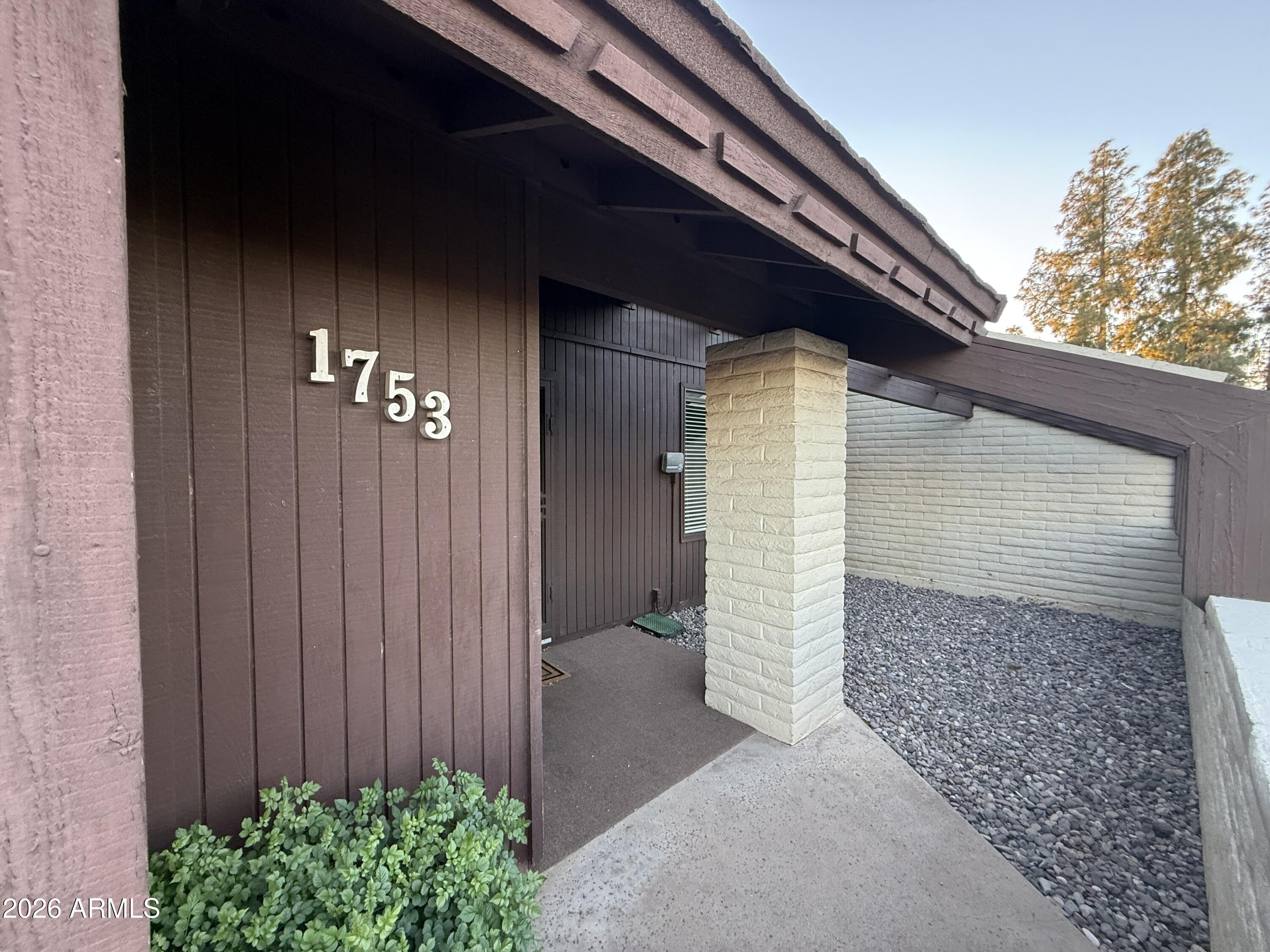 1753 E GABLE Avenue