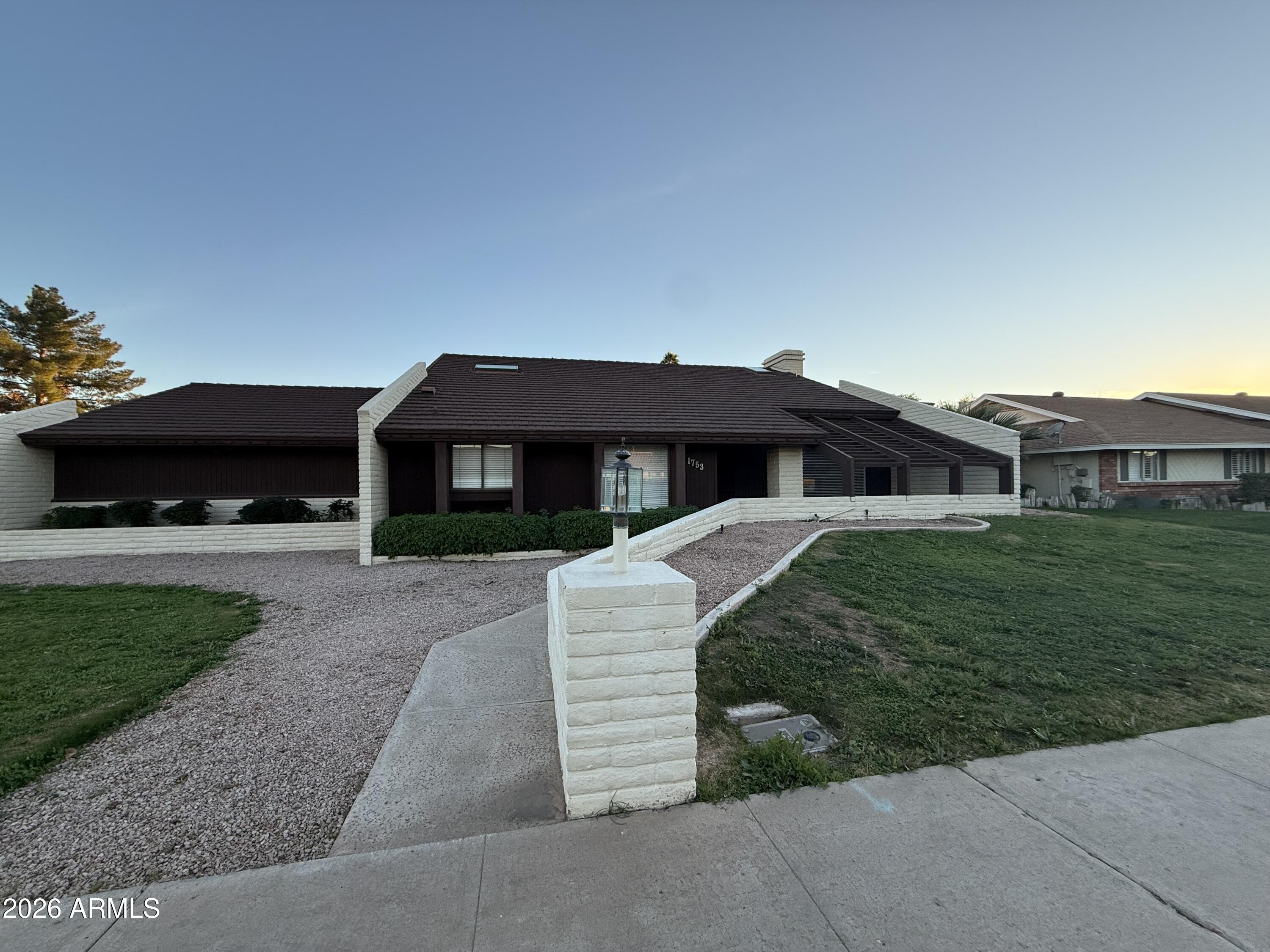 1753 E GABLE Avenue