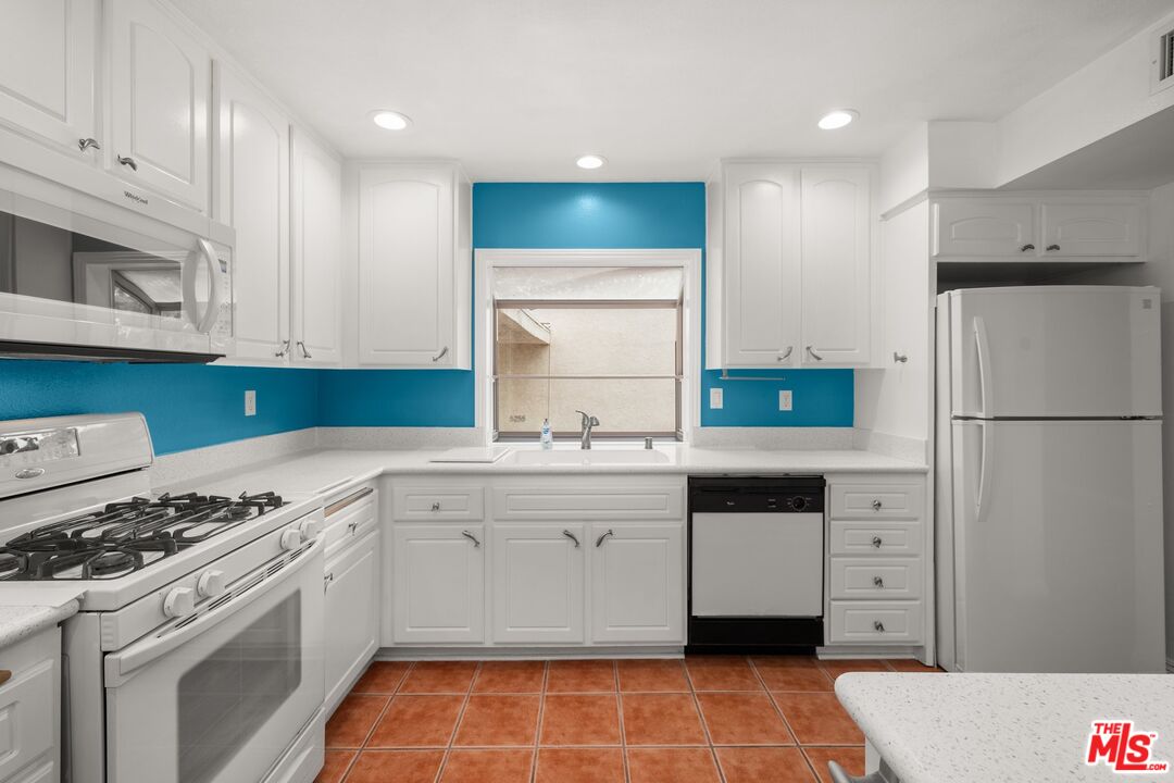 5245 Coldwater Canyon Ave Unit: J