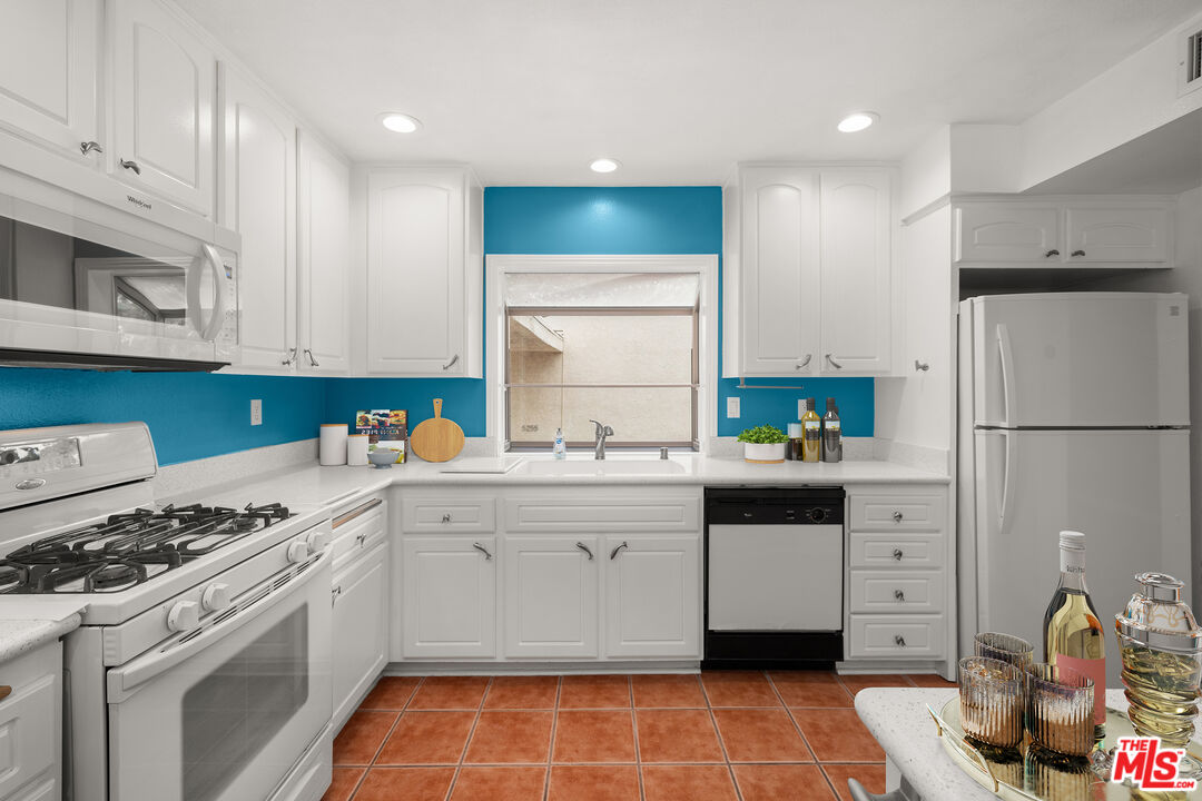 5245 Coldwater Canyon Ave Unit: J