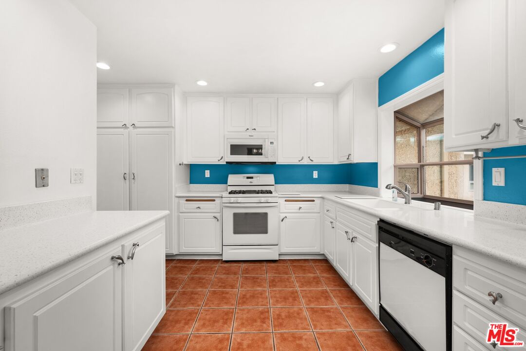 5245 Coldwater Canyon Ave Unit: J