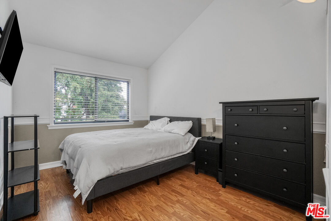 21931 Burbank Blvd Unit: 51