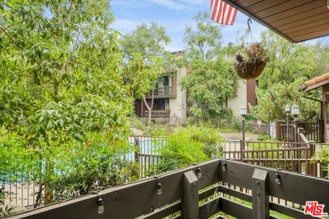 21931 Burbank Blvd Unit: 51