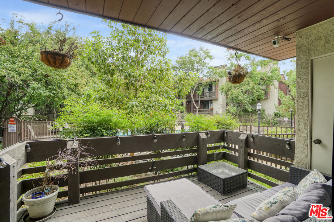 21931 Burbank Blvd Unit: 51