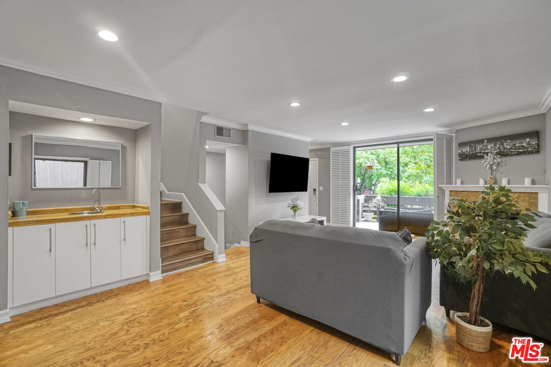 21931 Burbank Blvd Unit: 51